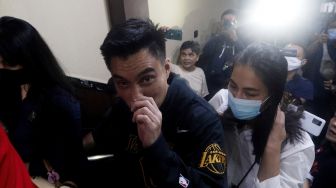 Baim Wong dan istrinya, Paula Verhoeven memenuhi panggilan Polres Jakarta Selatan terkait kasus prank KDRT hari ini, Kamis (13/10/2022). [Suara.com/Oke Atmaja]