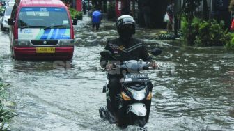 Imbauan Polrestabes Bandung: Bahaya Terobos Banjir, Pengguna Sepeda Motor Bisa Hilang Keseimbangan