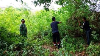 Atasi Bahaya Akibat Karhutla, Bersama Warga Babinsa Ajak Patroli