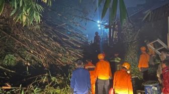 Upaya Petugas BPBD Kota Bekasi Evakuasi Warga Terdampak Longsor di Jatisampurna