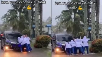Sekelompok Perempuan Bantu Mobil yang Terperosok Saat Banjir, Warganet: Ingat Cewek Tidak Lemah!