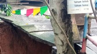 Kondisi Jembatan Toen Penghubung Bekasi-Bogor yang Ditutup Sementara karena Longsor