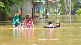 Bermain Air di Tengah Banjir Sintang, Antara Kengerian dan Kesenangan saat Sekolah Terpaksa Diliburkan