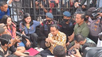 Disodori Surat Perjanjian dan Diminta Teken, Anies Tolak Permintaan Massa KOPAJA