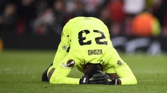 Gestur kiper Omonia Nicosia, Francis Uzoho dalam laga Liga Europa kontra Manchester United di Old Trafford, Manchester, Jumat (14/10/2022) dini hari WIB. [Oli SCARFF / AFP]