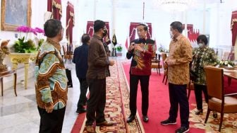 Tim Gabungan Independen Pencari Fakta (TGIPF) menyerahkan laporan hasil investigasi Tragedi Kanjuruhan kepada Presiden Joko Widodo atau Jokowi di Istana Negara, Jakarta, Jumat (14/10/2022). [Foto: Muchlis Jr - Biro Pers Sekretariat Presiden]