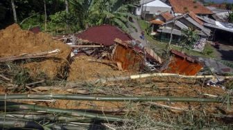 Warga melihat lokasi longsor di Desa Gunung Geulis, Sukaraja, Kabupaten Bogor, Jawa Barat, Jumat (14/10/2022). [ANTARA FOTO/Yulius Satria Wijaya/rwa].