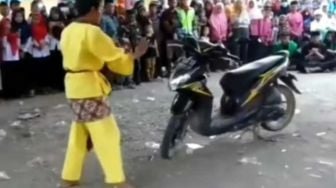 Atraksi Pria Terpental Tak Bisa Sentuh Motor BeAT, Publik Langsung Usulkan Ini