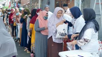 Harga Bahan Pokok Masih Tinggi, UKM Sahabat Sandi Gelar Bazar Sembako Bagi Warga Jakarta