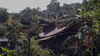 Warga melihat lokasi longsor di Desa Gunung Geulis, Sukaraja, Kabupaten Bogor, Jawa Barat, Jumat (14/10/2022). [ANTARA FOTO/Yulius Satria Wijaya/rwa].