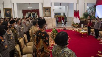 Presiden Joko Widodo (kedua kanan) didampingi Kapolri Jenderal Pol Listyo Sigit Prabowo (kanan) menyanyikan lagu Indonesia Raya sebelum menyampaikan pengarahan di Istana Negara, Jakarta, Jumat (14/10/2022). [NTARA FOTO/Sigid Kurniawan/tom].