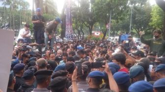 Dengarkan Tuntutan Massa Aksi KOPAJA, Anies Baswedan Disebut Tak Becus Urus Jakarta