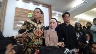 Lesti Kejora didampingi ayah dan pengacaranya saat berikan pernyataan soal pencabutan laporan terhadap Rizky Billar di Polres Jakarta Selatan, Jumat (14/10/2022) [Oke Atmaja]