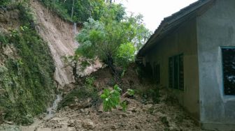 Rumah Warga Seloharjo Tertimpa Longsoran Akibat Gerakan Tanah