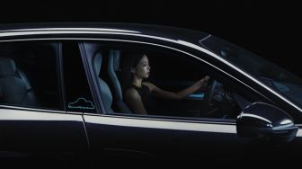 Jennie BLACKPINK Personalisasikan Seleranya di Porsche Taycan 4S Cross Turismo