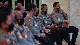 Sejumlah perwira tinggi Mabes Polri menunggu kedatangan Presiden Joko Widodo di Istana Negara, Jakarta, Jumat (14/10/2022). [ANTARA FOTO/Sigid Kurniawan/tom].