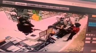 Todongkan Senpi, Perampok Satroni Alfamart di Lebak Terekam CCTV