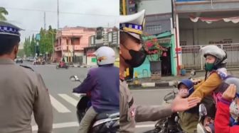 Polisi Bagikan Coklat untuk Bocah yang Taat Pakai Helm, Netizen Malah Salfok ke Anak Sebelahnya: Sad