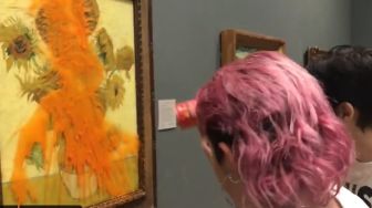 Dua Aktivis Lingkungan Lempar Sup Tomat Kaleng ke Lukisan Van Gogh di London