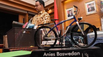 Gubernur DKI Jakarta Anies Baswedan merapikan beberapa berkas dan buku di ruang kerjanya, Balai Kota Jakarta, Jumat (14/10/2022). ANTARA FOTO/Indrianto Eko Suwarso
