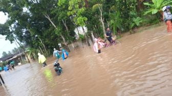 Hujan Deras, Banjir Rendam Permukiman Warga Pesanggrahan Banyuwangi