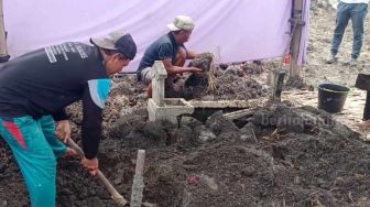 Hari Ini, Kuburan Halimah Korban Serial Killer Aki Wowon di Cililin Bandung Dibongkar Polisi
