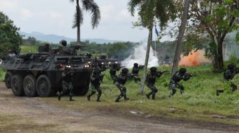 Menegangkan! Tentara Gabungan dari TNI AD dan SAF Serbu Gedung di Karawang, KSAD Jenderal Dudung Serius Awasi