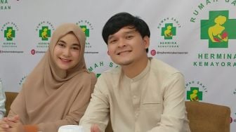 5 Inspirasi OOTD Couple Lebaran untuk Pengantin Baru ala Anisa Rahma Eks Cherrybelle dan Suami