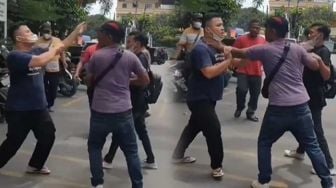 Heboh Juru Parkir Ribut dengan Warga di Depan Disdukcapil Medan