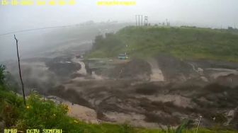 Jembatan yang Dilewati Ambrol, Suami Istri Terseret Arus Banjir Lahar Dingin Semeru