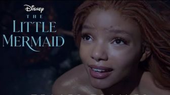 Potret Menawan Halle Bailey yang Berperan sebagai Ariel di Poster Film The Little Mermaid