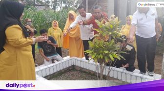 Jelang HUT Golkar, Hendra Hemeto Ziarah Ke Makam kader Golkar Terdahulu