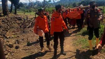 Tim SAR gabungan membawa kantong jenazah korban tanah longsor di Desa Loka, Kabupaten Jeneponto, Sulawesi Selatan, Sabtu (15/10/2022). [ANTARA FOTO/BASARNAS/ABHE/rwa]