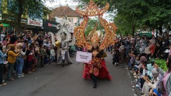 Peserta mengikuti kirab pada Jogja Fashion Carnival 2022 bertajuk “Abiwada Arsana” di Jalan Malioboro, Yogyakarta, Sabtu (15/10/2022). [ANTARA FOTO/Andreas Fitri Atmoko/rwa]