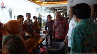 Skakmat Isu Ijazah Palsu, Jokowi Pamer Momen Kumpul Bareng Teman Kuliah di Jogja, sampai Bawa Fotokopi Ijazah