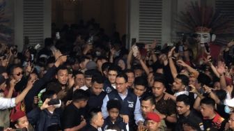 Ribuan Warga Menyemut Sambut Anies Keluar Balai Kota, Teriakan 'Anies Presiden' Makin Menjadi