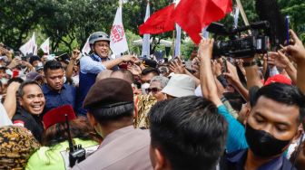 Gubernur DKI Jakarta Anies Baswedan menyapa warga saat acara perpisahan di Balai Kota, Jakarta pusat, Minggu (16/10/2022). [Suara.com/Alfian Winanto]