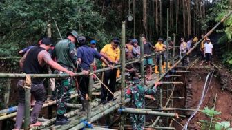 Polri, TNI dan Warga Gotong Royong Bangun Jembatan di Bangli