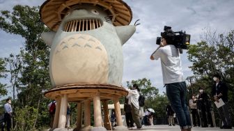 Awak media mengambil gambar karakter Ghibli 'Totoro' selama tur media di Taman Ghibli di Nagakute, Prefektur Aichi, Jepang, Rabu (12/10/2022). [Yuichi YAMAZAKI / AFP]
