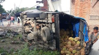 Pikap Angkut Durian Tabrak Tiang Listrik di Paluta, Sopir Tewas dan Penumpang Luka-luka