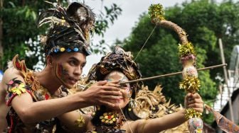 Peserta mengikuti kirab pada Jogja Fashion Carnival 2022 bertajuk “Abiwada Arsana” di Jalan Malioboro, Yogyakarta, Sabtu (15/10/2022). [ANTARA FOTO/Andreas Fitri Atmoko/rwa]