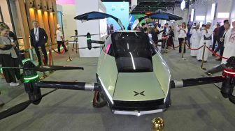 Mobil terbang Xpeng X2 dipamerkan selama pameran teknologi GITEX Global di Dubai World Trade Center (DWTC) di Uni Emirat Arab, Rabu (12/10/2022). [Karim SAHIB / AFP]
