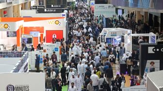 Pengunjung menghadiri pameran teknologi Global GITEX di Dubai World Trade Center (DWTC) di Uni Emirat Arab, Rabu (12/10/2022). [Karim SAHIB / AFP]