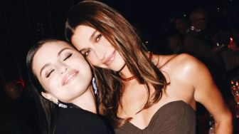 Fans Histeris Selena Gomez dan Hailey Bieber Foto Bareng Pertama Kalinya, Sudah Akrab?