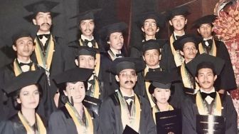 Tudingan Ijazah Palsu Jokowi Dibalas Telak dengan Foto Wisuda di UGM, Dokter Tifa Nyerah: Ya Sudah, Clear