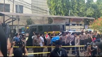 Dengan Tangan Terborgol, Bripka RR Dan Kuat Ma'ruf Susul Putri Candrawathi Tiba Di PN Jaksel