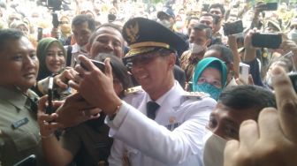 Ngadu ke Balai Kota, Heru Budi Hartono Ajari Ibu-ibu Gunakan Aplikasi Buatan Era Anies