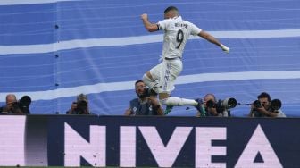 Pemain depan Real Madrid asal Prancis Karim Benzema merayakan setelah mencetak gol yang kemudian dianulir selama pertandingan sepak bola Liga Spanyol antara Real Madrid melawan Barcelona di Santiago Bernabeu, Minggu (16/10/2022) malam WIB. Thomas COEX / AFP
