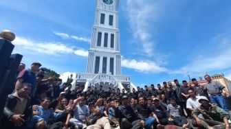 Tokoh Adat dan Parik Paga Kurai Bukittinggi Gelar Aksi Tolak Pembangunan Awning di Jam Gadang