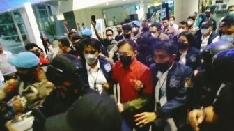 Bos Judi Online Apin BK Tiba di Bandarara Kualanamu, Pakai Baju Tahanan dan Tangan Diborgol